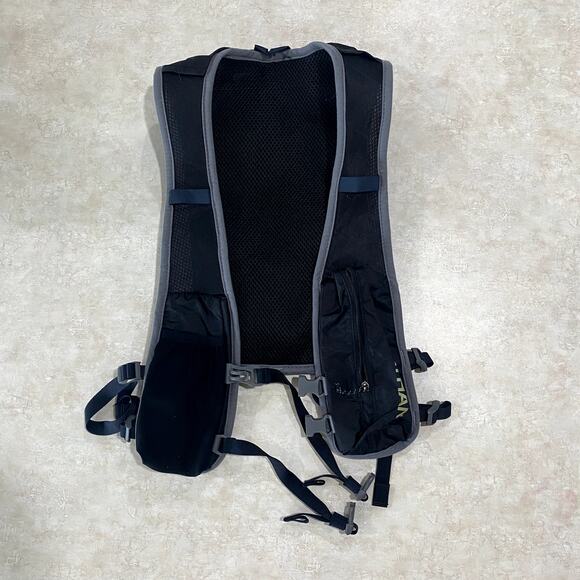 Nathan Hydration Backpack Running Pack in Black - Picture 4 of 6
